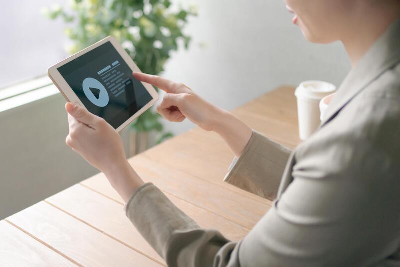 タブレットで動画を観る会社員