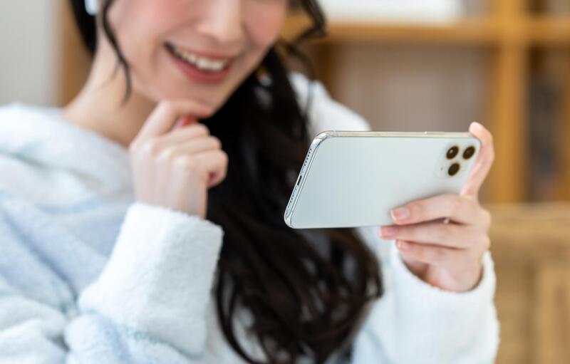 スマホをみる女性