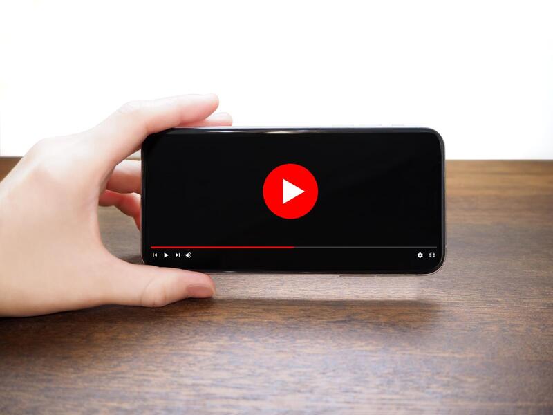 スマホで動画を観る手元