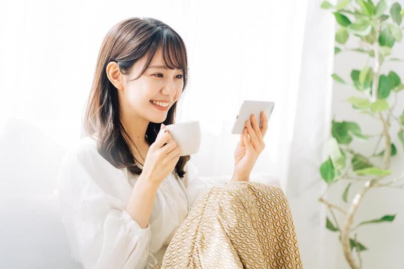スマホで動画を観る女性