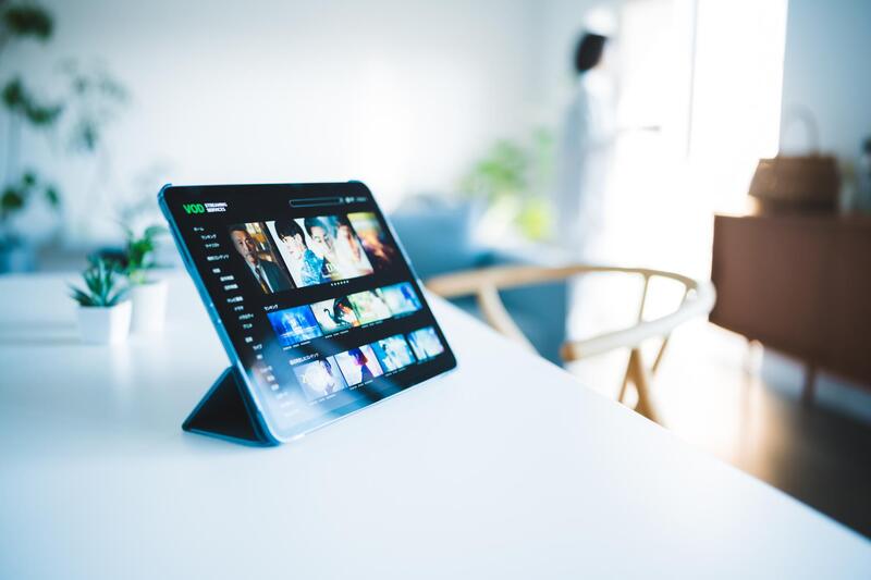 動画配信が表示されたタブレット